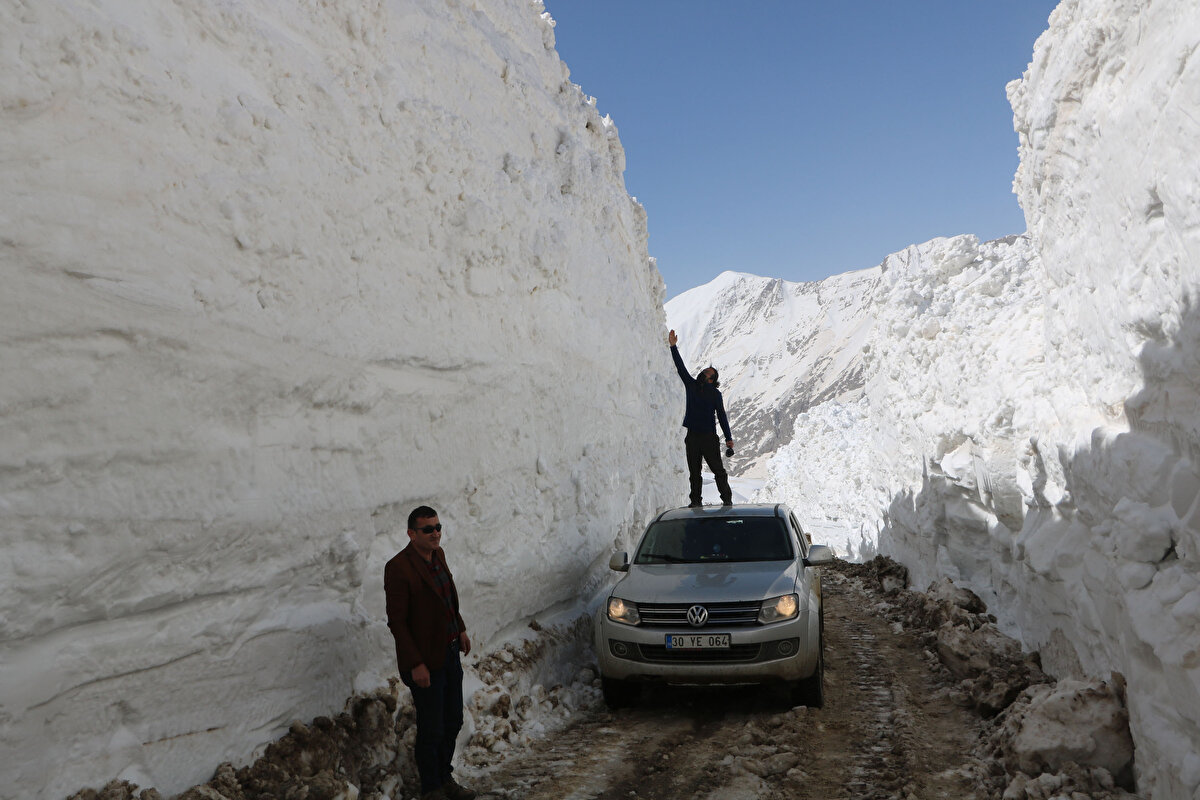 Bazı askeri üs bölgelerine de ulaşım sağlanan yolun, açılması için bazen iş makineleri kullanılıyor. Çalışmaların bir hafta daha sürebileceği belirtildi.