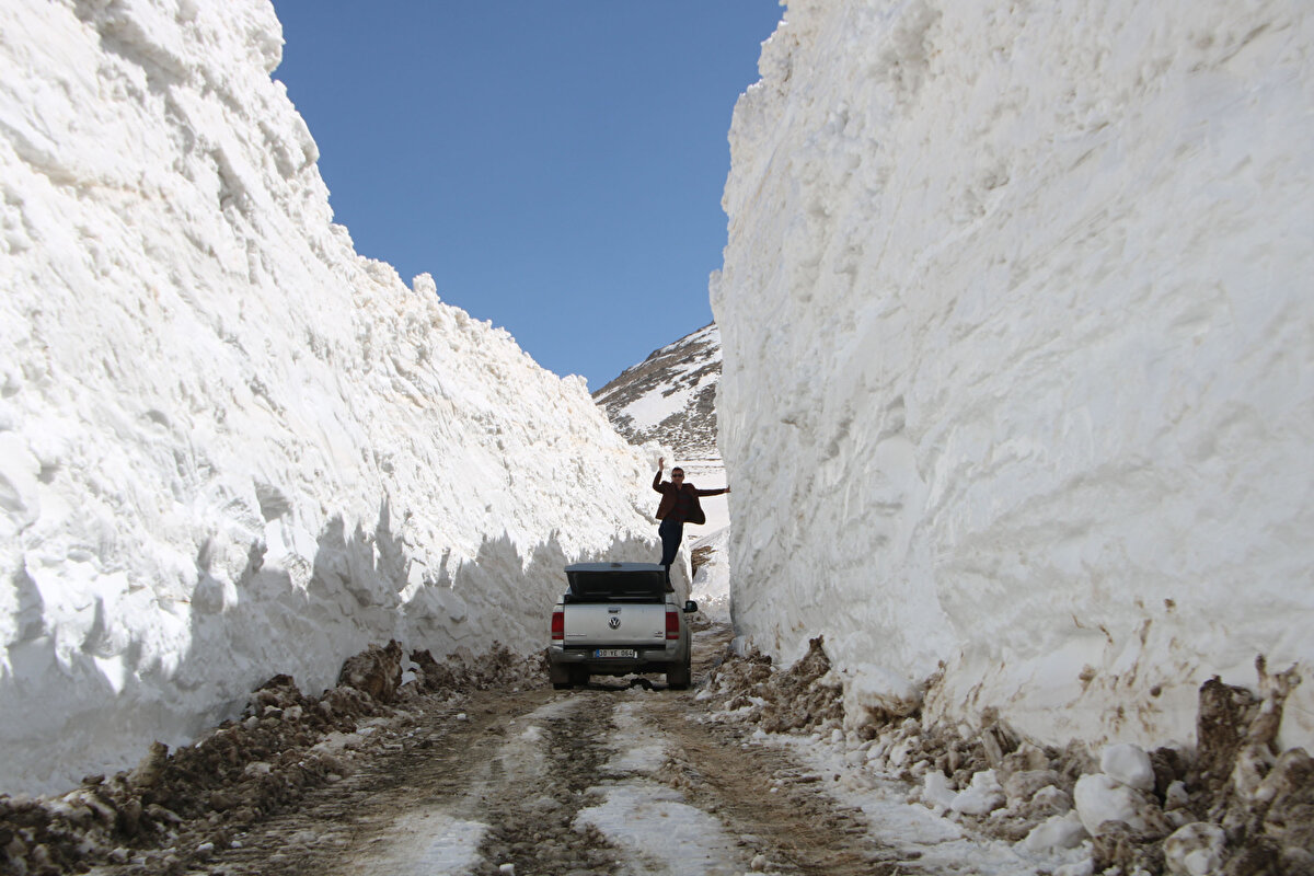 İlçe merkezine 35 kilometre uzaklıkta bulunan Mergezer Yaylası'nın yolunun açılması için de yoğun çalışma başlatıldı.