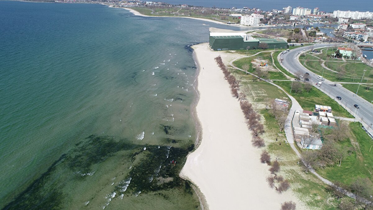 Bu durum vatandaşları tedirgin etti. Sahillerde bulunanlar çekilmenin deprem habercisi olduğunu söylerken bazıları ise hava şartlarının denizleri etkilediğini ifade etti.