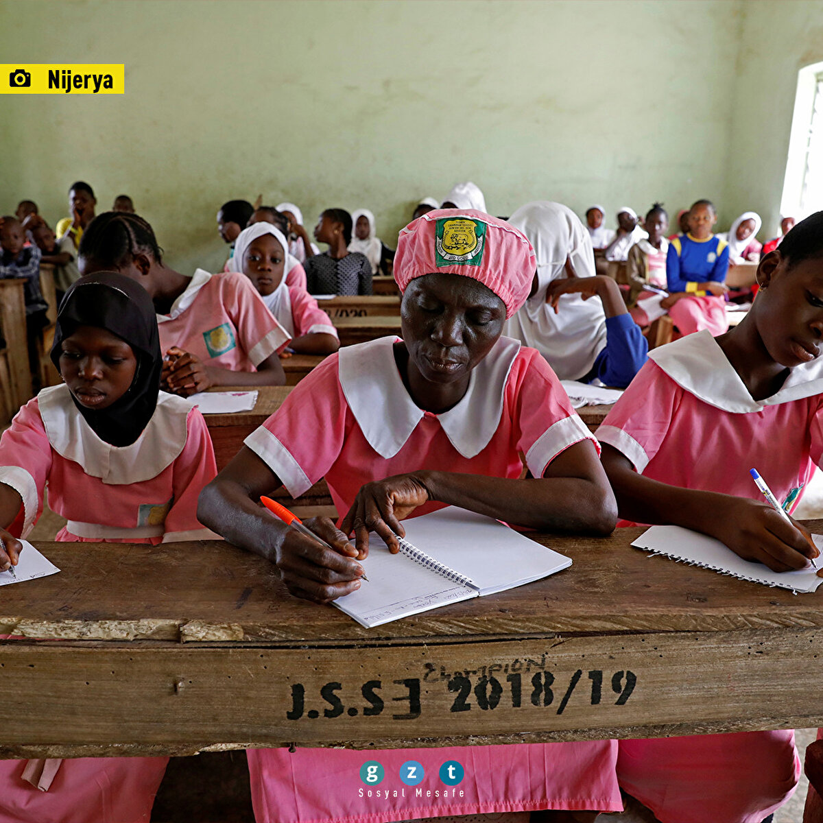 50 yaşındaki Shade Ajayi, eğitim almak için okul sırasında.