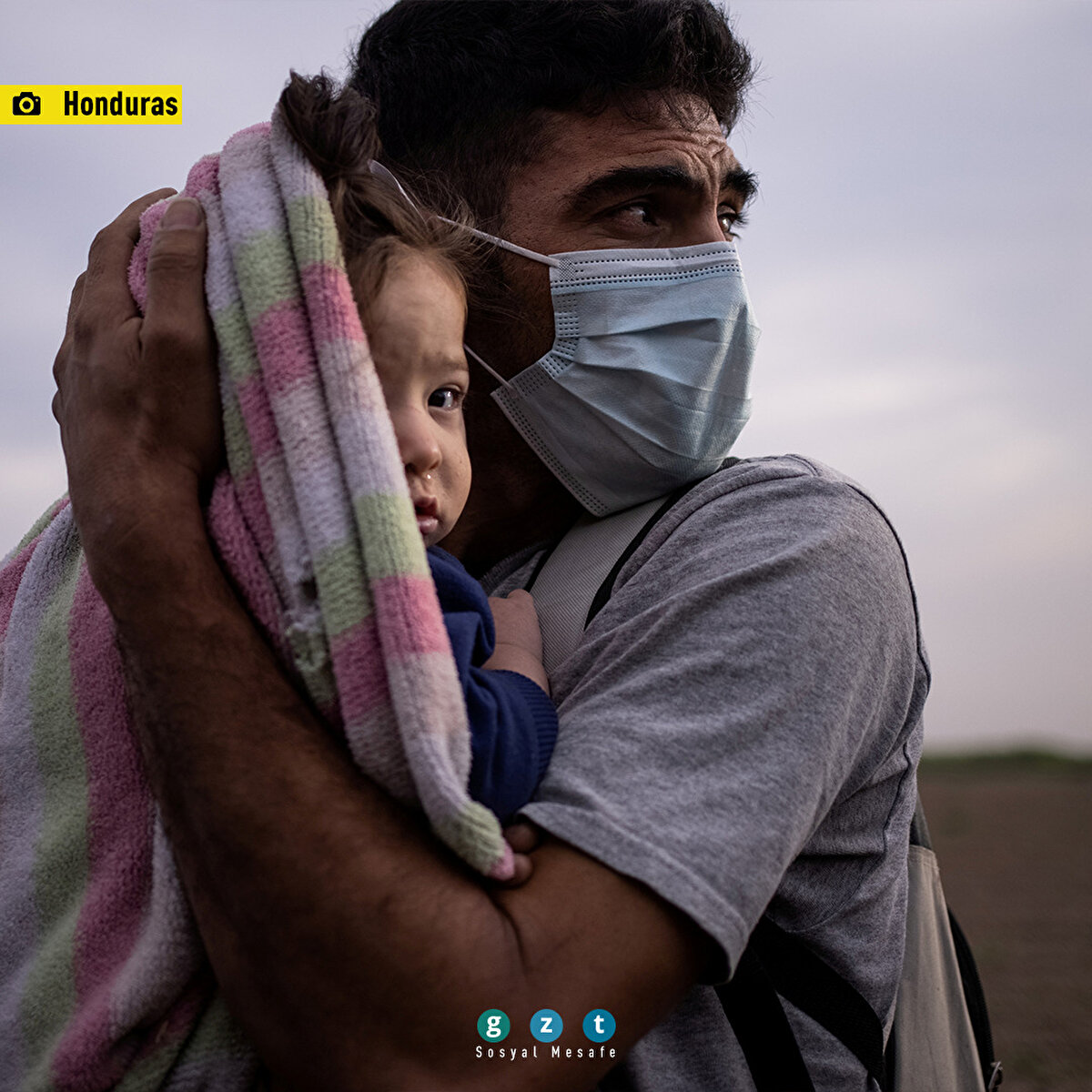 Honduras'ta 34 yaşındaki bir mülteci, dokuz aylık kızı ile birlikte sınırda.