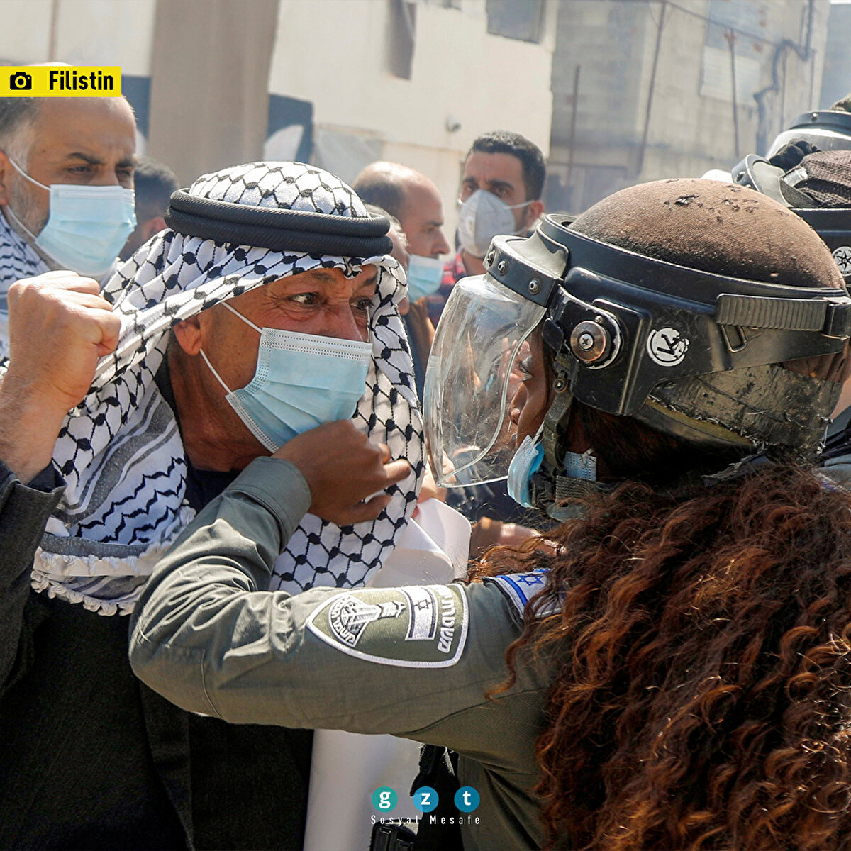 İsrail işgali altındaki Batı Şeria’da "Toprak Günü" sebebiyle düzenlenen protesto sırasında Filistinli gösterici,  İsrail polisi ile tartışıyor.