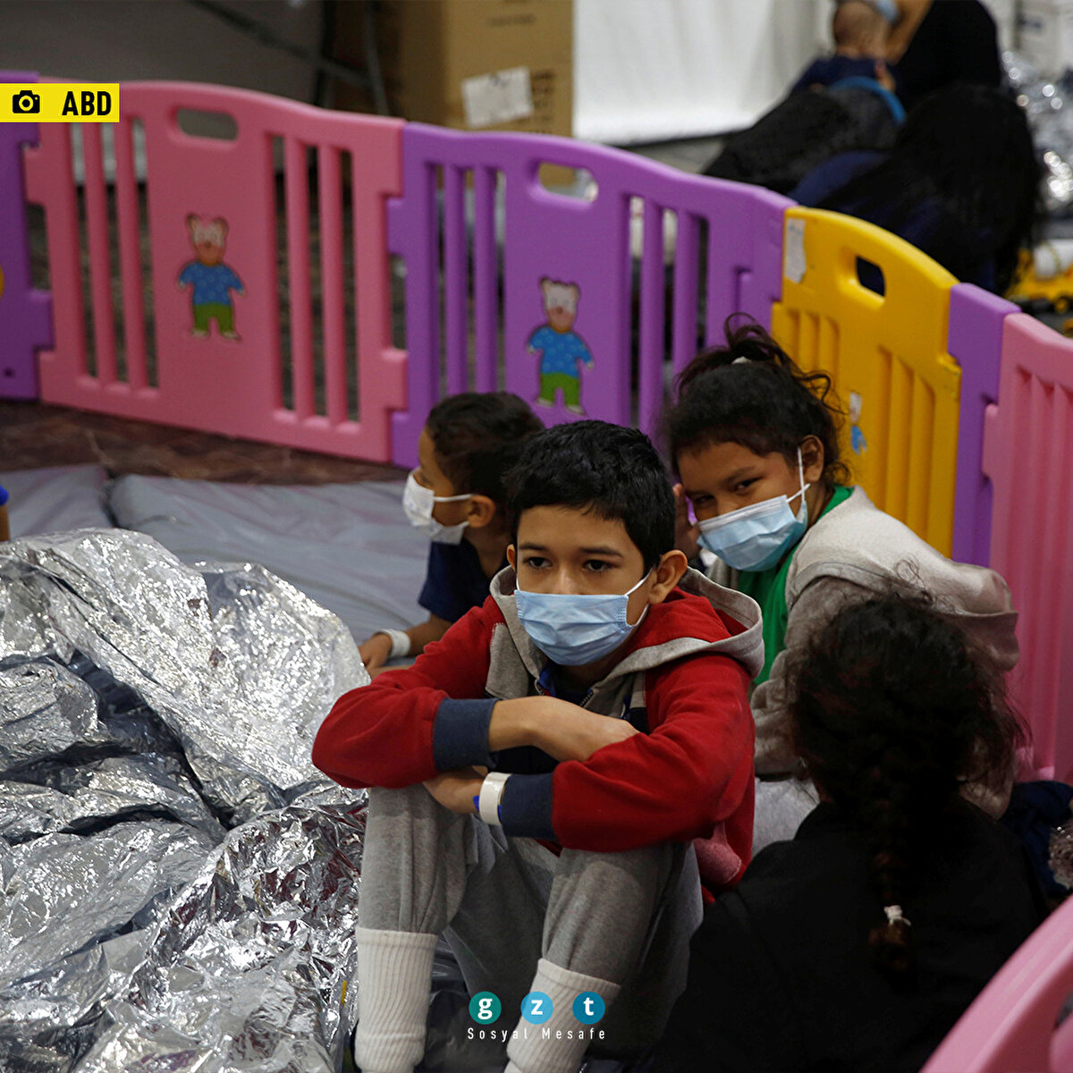 Yaşları 3 ile 9 arasında değişen göçmenler, çocuklar için gözaltı merkezi olan ABD Gümrük ve Sınır Koruma tesisinde oyun oynuyor.