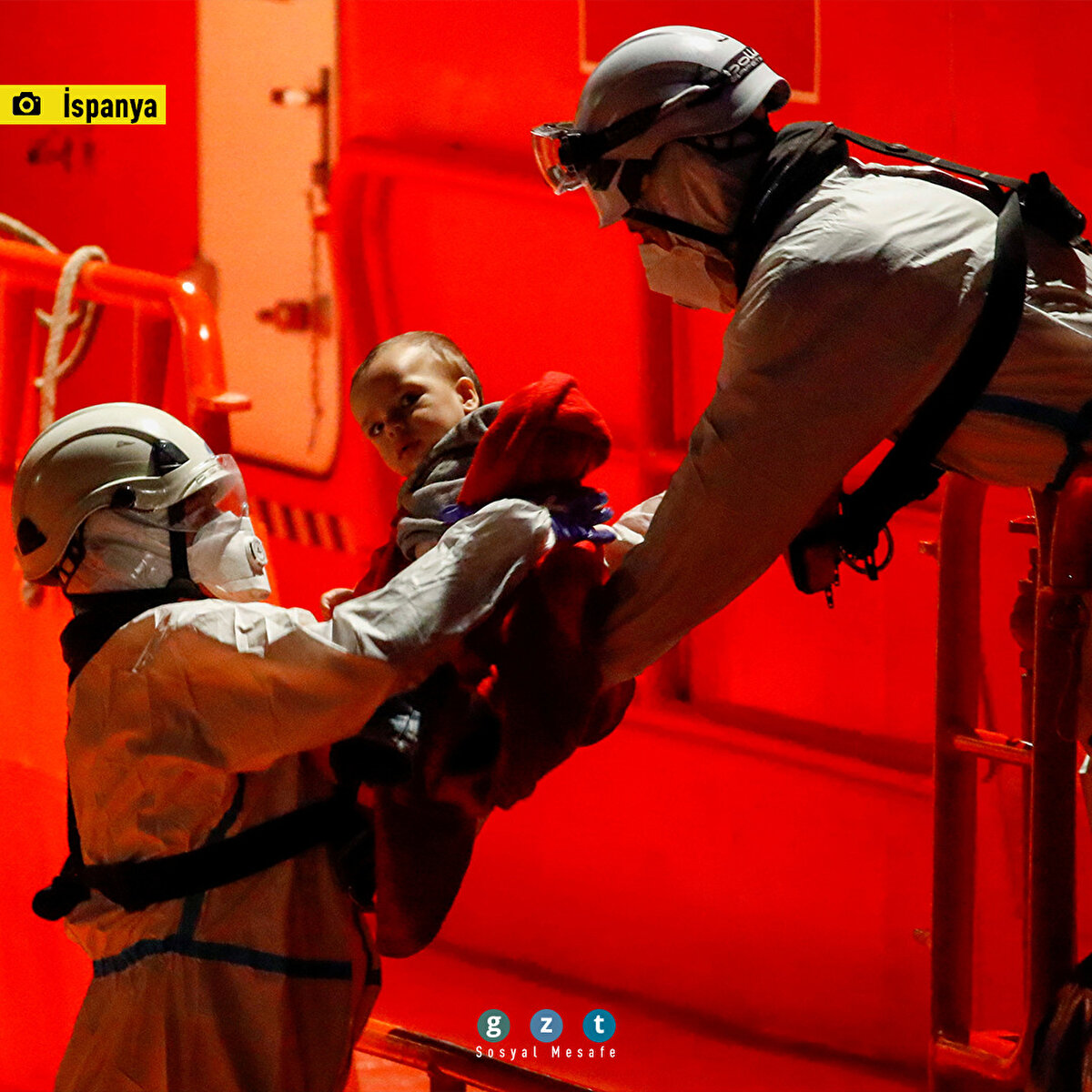 Göçmen bir bebek, İspanyol sahil güvenlik gemisinden inerek limana ulaştı.