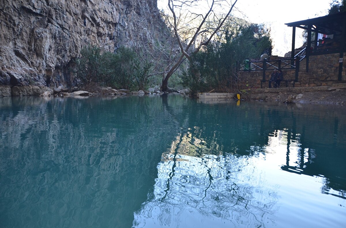 İbradı ilçesine 7, Ürünlü köyüne 4 kilometre uzaklıktaki 2 bin 500 metre uzunluğundaki Altınbeşik Mağarası, içindeki sarkıt ve dikitlerle görülmeye değer bir doğa harikası.

