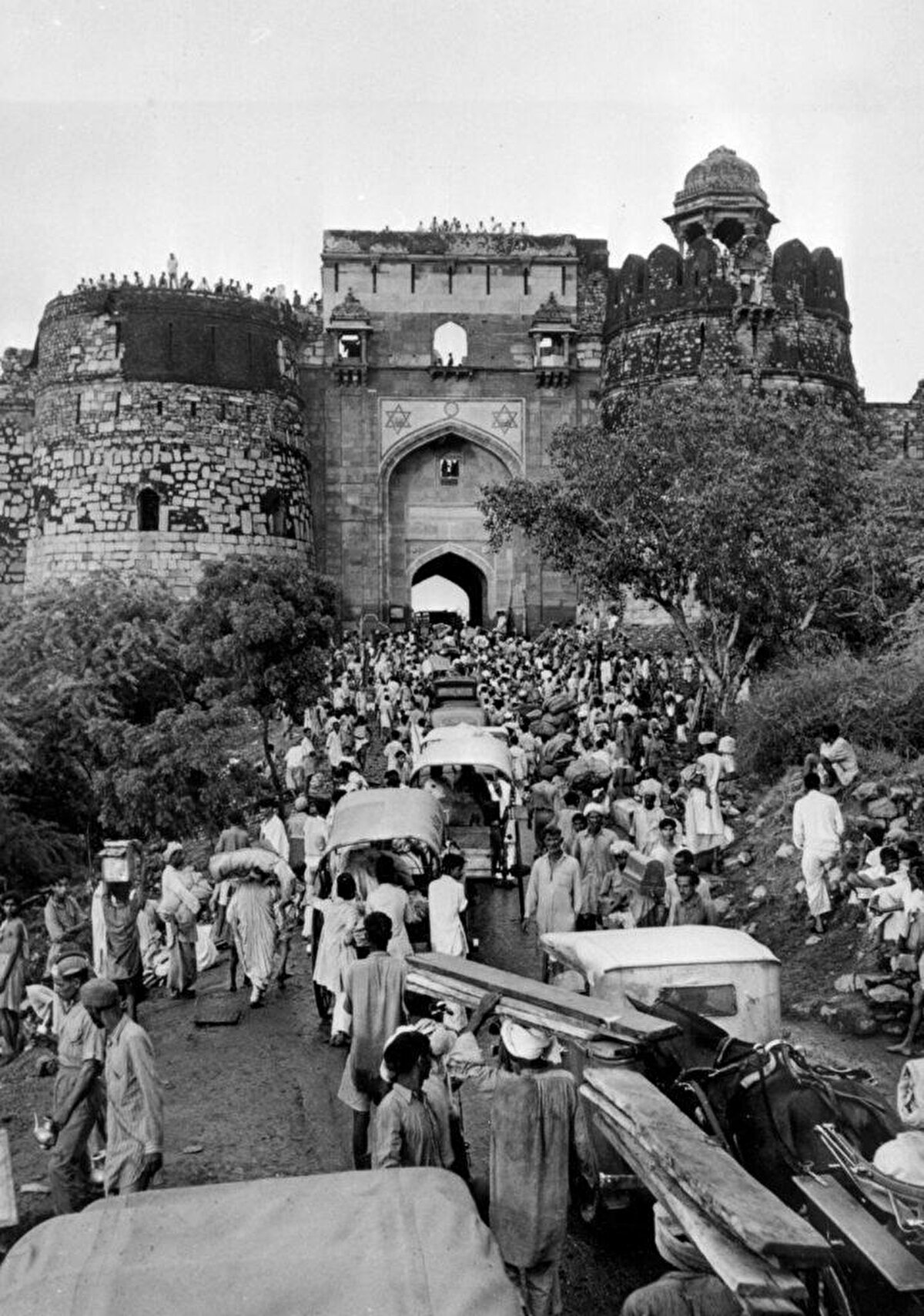  Delhi'deki Purana Qila mülteci kampına giriş yapan Müslüman mülteciler. 