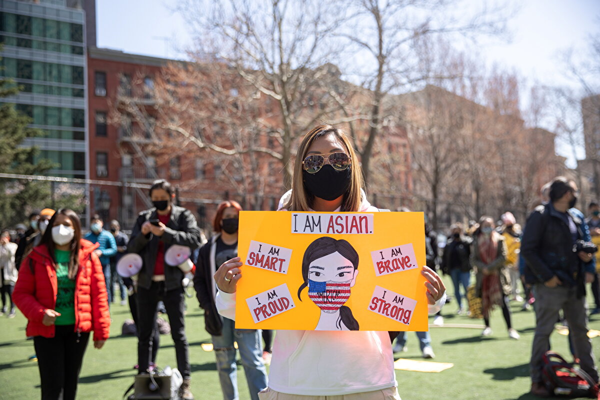 'Asyalı Nefretini Durdur' protestosuna katılan bir kadın elinde, 'Asyalıyım, cesurum, güçlüyüm, gururluyum, zekiyim' yazan bir afiş taşıyor.