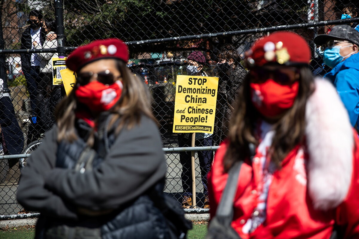 Silahsız işlenen suçlara mücadele eden, kâr amacı gütmeyen uluslararası gönüllü organizasyonu Guardian Angels'ın üyeleri Asyalılarla dayanışma eyleminde görülüyor. Arkadaki afişte, 'Çin ve Çinlileri şeytanlaştırmayı bırakın' ifadeleri yer alıyor.