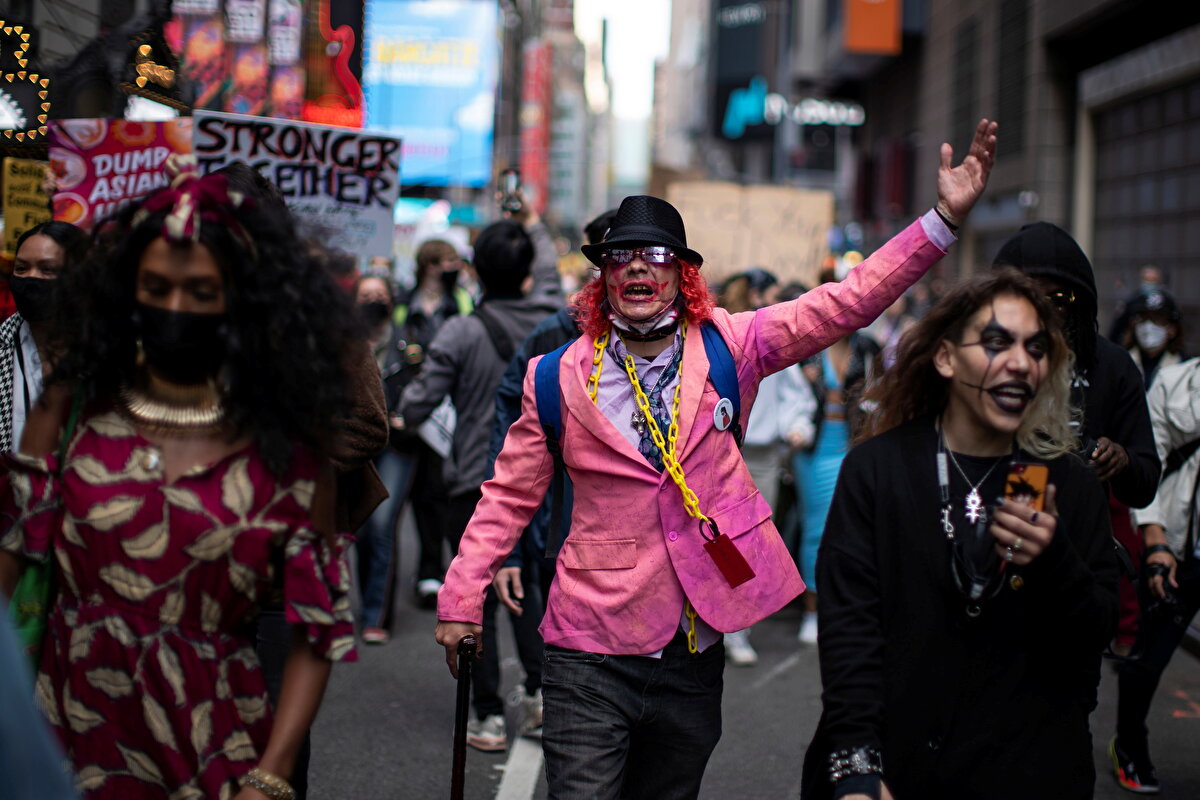 New York'un birçok yerinde düzenlenen gösterilerde insanlar farklı kostümlerle yürüyüşlere katılırken görülüyor.