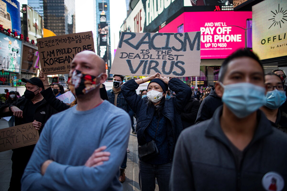 İnsanlar Times Meydanı'nda Asyalılara karşı yöneltilen şiddeti protesto ediyor. Afişlerde soldan sağa sırayla, 'Asyalı nefretini şimdi durdur'; 'Koreli olmaktan gurur duyuyorum' ve 'Irkçılık en ölümcül virüstür' yazıyor.