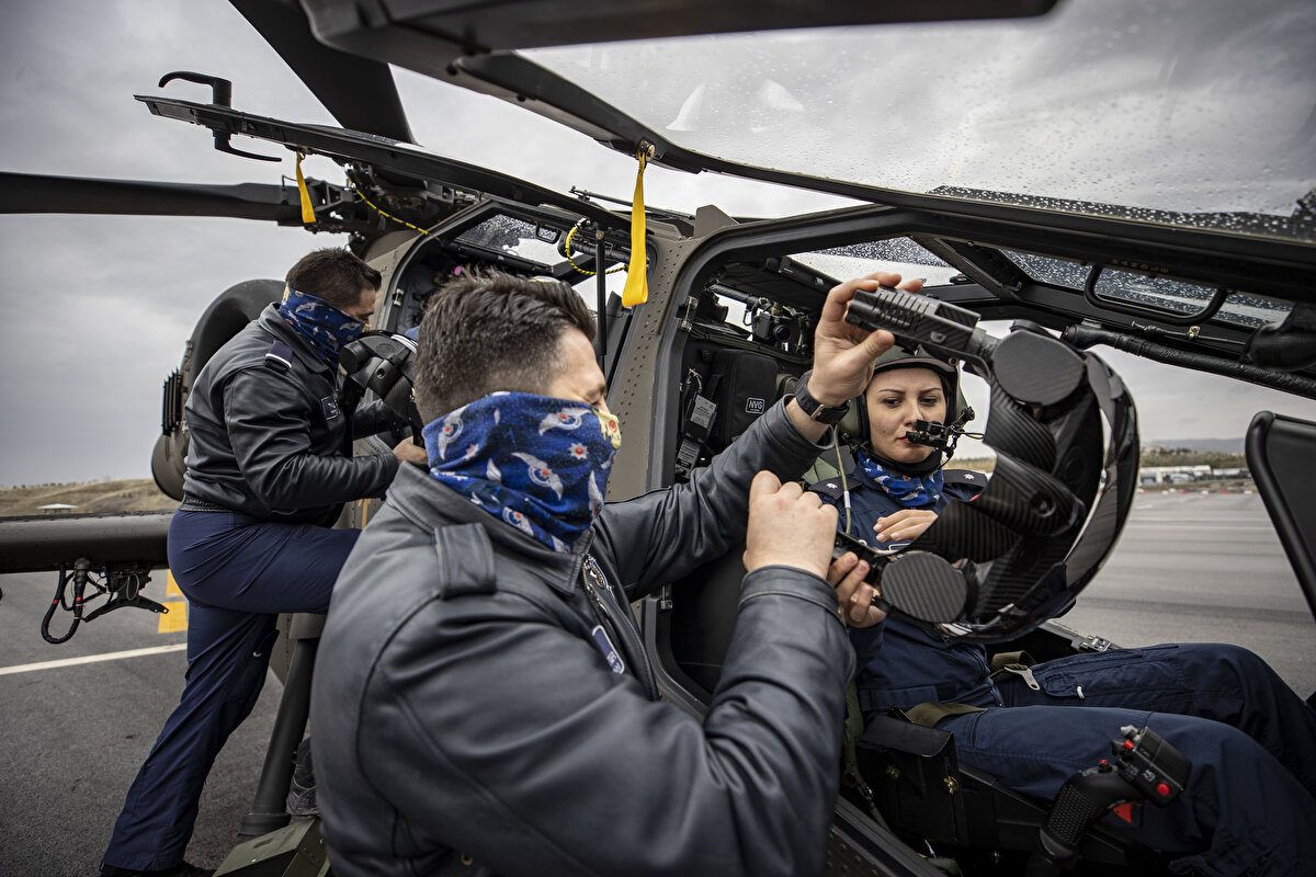 Karabulut, kendisi için zaman zaman endişelenen ailesinin, vatana hizmet ettiği için mutlu olduğunu belirterek, Emniyet Teşkilatı'nda kadın erkek ayrımının yapılmadığını, verilen görevleri disiplinli şekilde yerine getirdiklerini sözlerine ekledi.