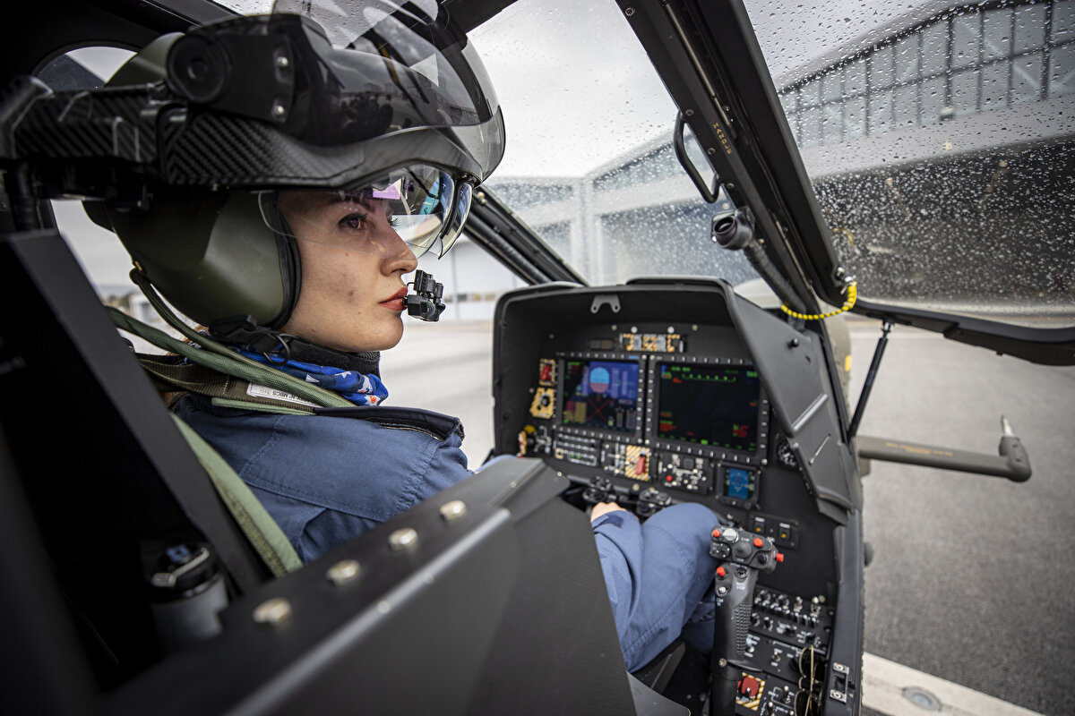 Helikopter, iki pilotun da maksimum görüşe sahip olduğu tandem adı verilen önlü arkalı kokpit dizaynıyla dikkati çekiyor. Yüksek manevra kabiliyetine sahip ana rotor sistemi ve her biri bin 292 beygir güç üreten iki motoru helikopteri benzerlerinden üstün kılıyor.