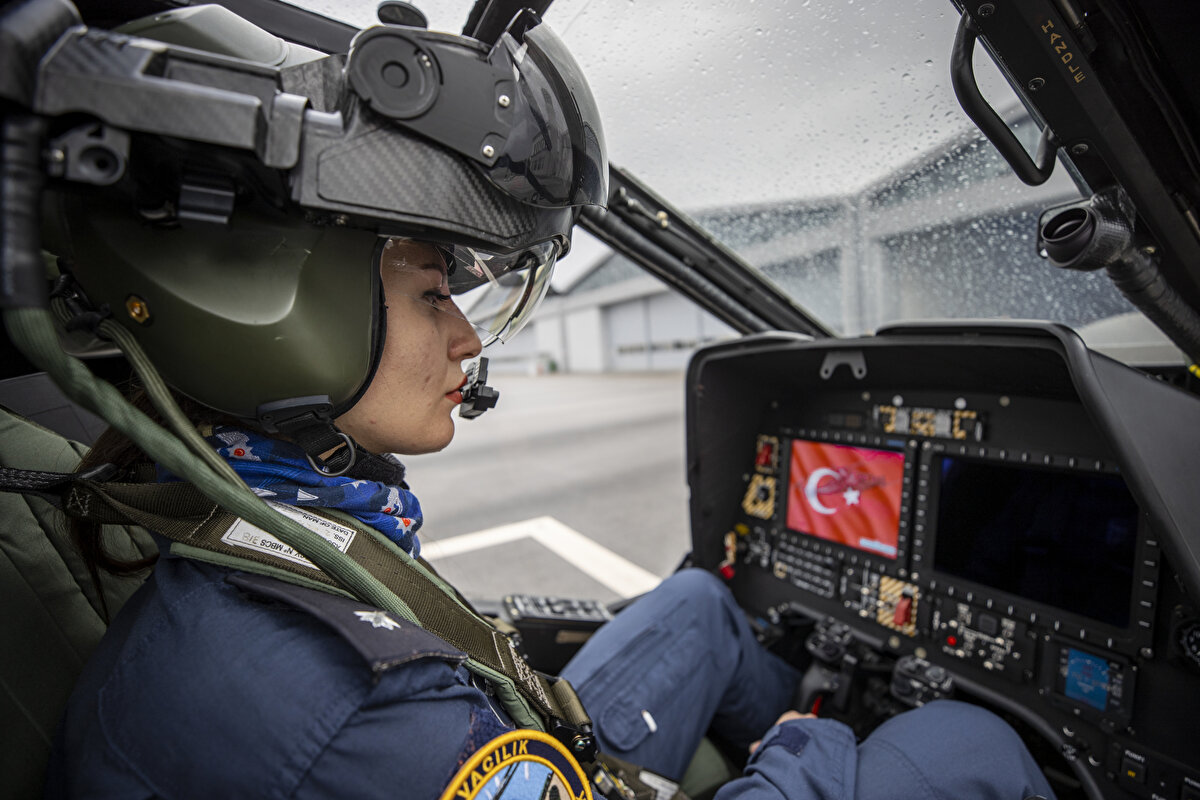 T-129 ATAK, 5 palli ana rotor, güçlü motoru, yeni nesil hedef tespit sistemi, entegre kask sistemi, etkin ve özgün silah teknolojisi, sayısal kokpit mimarisi, görev bilgisayarları ile gelişmiş uçuş ve atış kontrol istemleriyle öne çıkıyor.