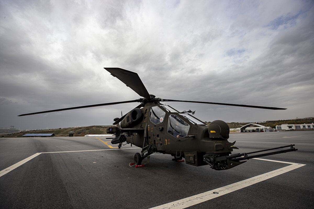 ATAK helikopterinde gece-gündüz termal görüş ve hedefleme sistemi ile avcı kaska montajlanmış nişangah sistemi bulunuyor.