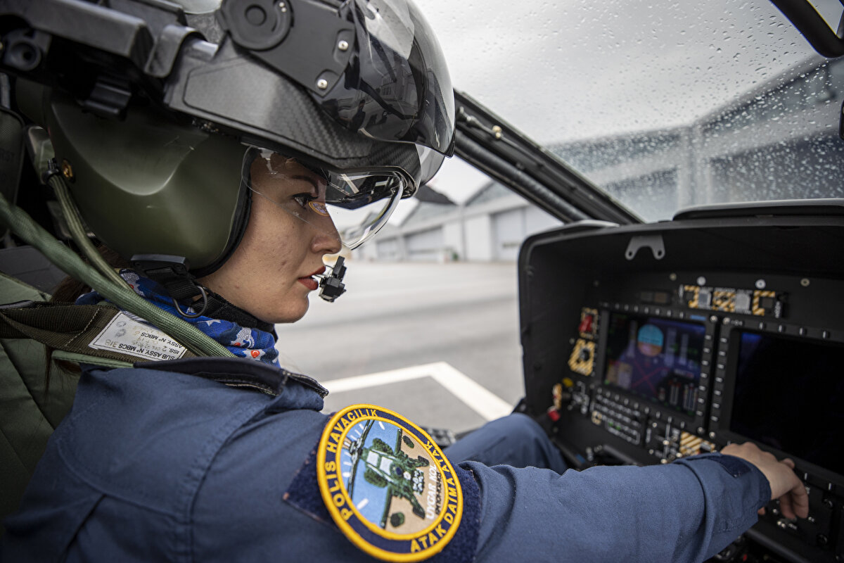 Helikopter, iki pilotun da maksimum görüşe sahip olduğu tandem adı verilen önlü arkalı kokpit dizaynıyla dikkati çekiyor. Yüksek manevra kabiliyetine sahip ana rotor sistemi ve her biri bin 292 beygir güç üreten iki motoru helikopteri benzerlerinden üstün kılıyor.