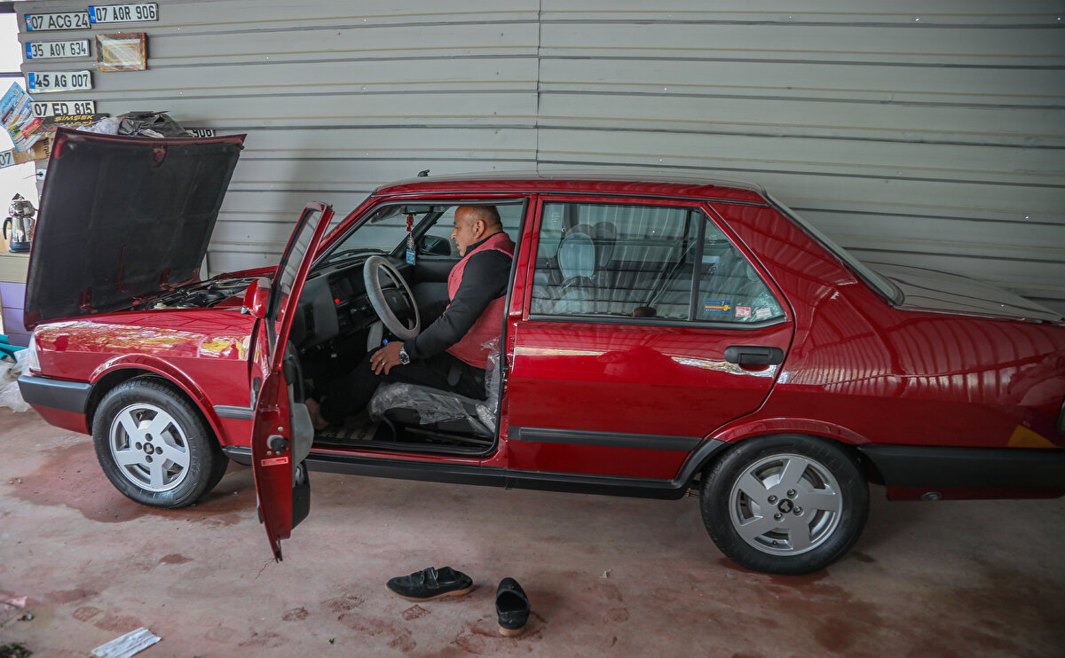 İki otomobili de trafiğe çıkartmadığını aktaran Şimşek, "Boyasına bir taş değse orijinalliği gider. Muayeneye çekiciyle getirip götürüyorum" dedi. Her iki aracın da nemden etkilenmemesi için yaz aylarında yaylaya götürdüğünü anlatan Şimşek, "Yaylada depo kiraladım.