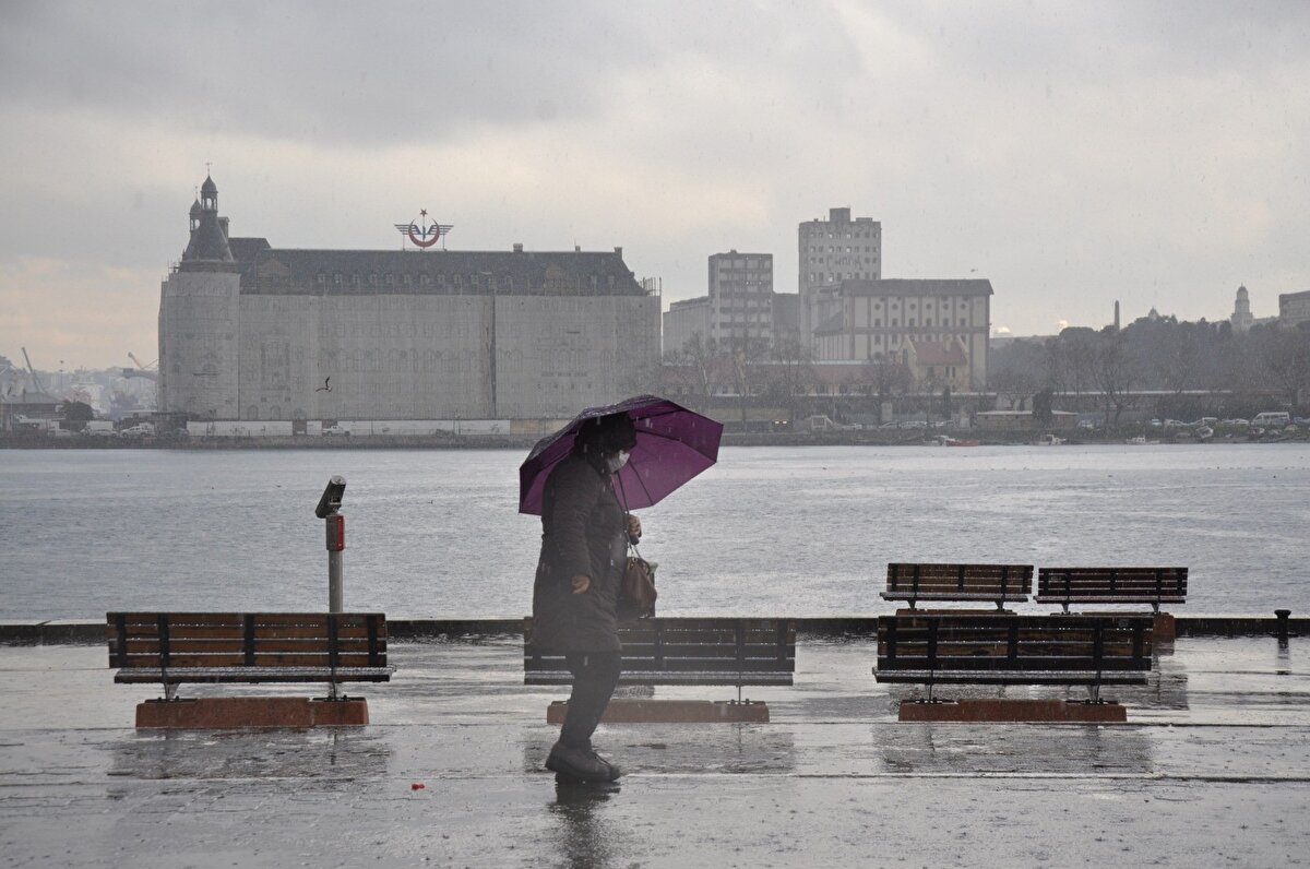 Öte yandan Kadıköy Meydanı'nda doludan kaçanlar saçak altlarına ve duraklara sığındı.