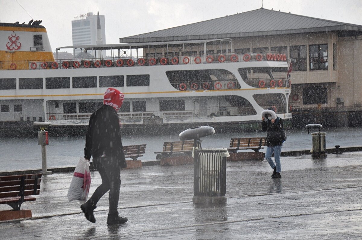 Yapılan uyarılara rağmen Kadıköy'de yağmura ve doluya hazırlıksız yakalanan vatandaşlardan kimisi koşarak kaçmaya çalışırken kimi vatandaşlar ise yanında taşıdıkları şemsiyeler ile yağıştan korunmaya çalıştı.