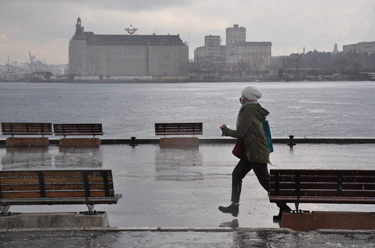 Meteoroloji Genel Müdürlüğünce yapılan uyarılar sonrası İstanbul'da Anadolu Yakası'nda sabah saatlerinde sağanak yağışın yanı sıra dolu yağışı etkili olmaya başladı.