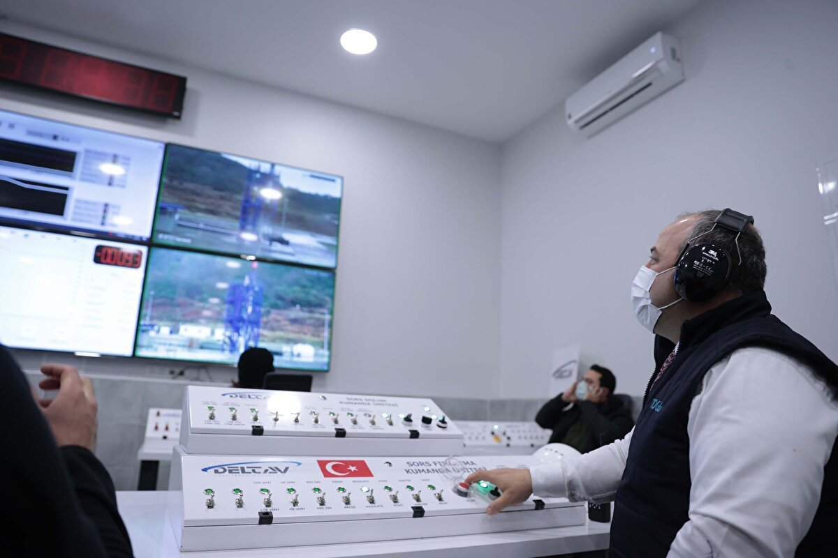 Sıvı oksijen oksitlemeli hibrit motor teknolojisinin çok önem verdikleri yeni bir teknoloji olduğunu aktaran Varank, ateşlemeleri başarıyla gerçekleştirdiklerini, bu süreçte heyecan ve mutluluk duyduklarını da ifade etti. Çok değerli gençlerin Türkiye'nin geleceğine yatırım yapmak ve teknolojiyi geliştirmek için büyük bir gayret gösterdiklerini vurgulayan Bakan Varank, "Sonda roket motorunun bir örneği, inşallah Mayıs ayında Sinop'tan ateşlenecek. Önemli mesafeleri kat etmesini planlıyoruz” dedi.