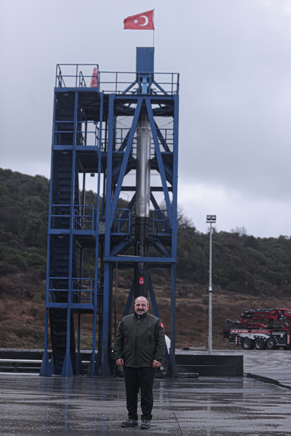 Varank, "2023'te biz Ay misyonu hedefimizin ilk ayağını başarabileceğimizi düşünüyoruz. Yani uzay aracımızı inşallah Ay ile buluşturacağız. Türk bayrağını Ay ile buluşturmuş olacağız. Bu manada motorun ilk ateşlemesini burada yapmak bizim açımızdan mutluluk ve gurur verici" ifadelerini kullandı.
