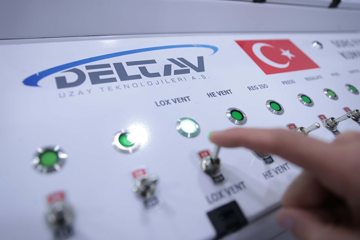 Delta V tarafından geliştirilen Sonda Roket Sistemi hibrit motoru dikey ateşleme testini geçerek uzaya ulaşabilecek seviyede toplam itki elde etti. Önümüzdeki aylarda fırlatma testleriyle 'uçuş gösterimi' yapılacağı öğrenildi. Türkiye'nin en büyük roket sistemlerinden biri olan SORS'un aynı zamanda dünyanın teknoloji olarak en ileri hibrit roket motoruna sahip olduğu, sıvı oksitleyici ve katı yakıt içerdiği ve yenilikçi bir teknoloji olduğu aktarıldı.