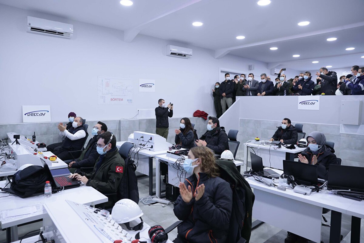 Toplantıda 2023’te Ay’a sert iniş yapması planlanan uzay aracını geliştirme çalışmaları ele alınırken, hibrit roket motorlarının ateşleme sistemleri, yüksek basınçlı kompozit tanklar, vana ve regülatör sistemleri de detaylı olarak masaya yatırıldı. Heyet, toplantının sonunda roket motorları testlerinin yönetildiği komuta merkezine geçti. Alınan güvenlik önlemlerinin ardından ateşleme için geri sayım başlatıldı