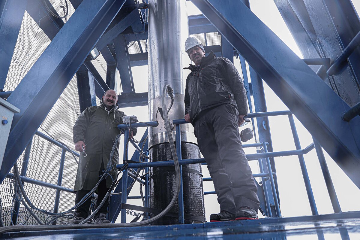 Sanayi ve Teknoloji Bakanı Mustafa Varank, bu hedefler doğrultusunda yürütülen çalışmaları yerinde görmek amacıyla milli ve özgün hibrit roket motorları geliştiren Delta V’nin Şile’deki Roket Motoru Ateşleme Tesisi’ni ziyaret etti.