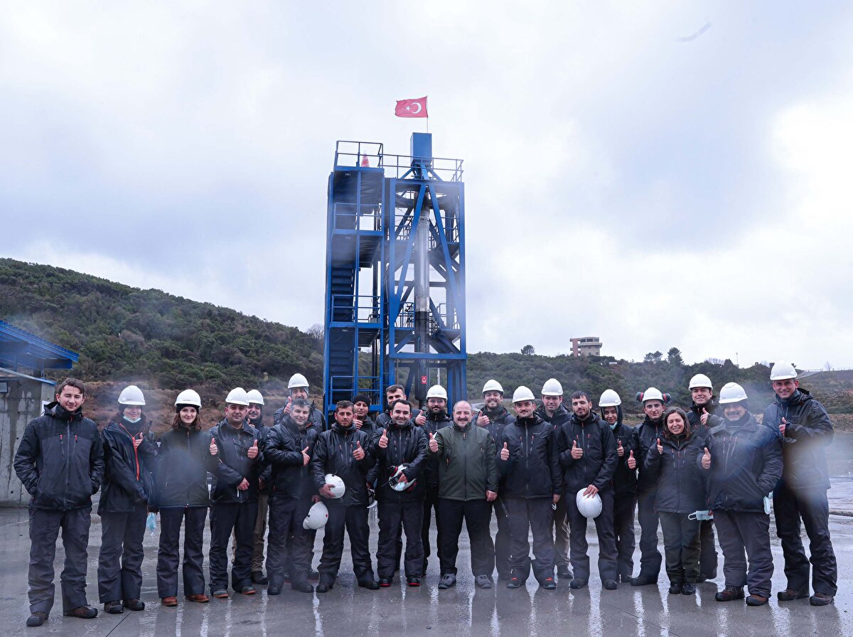 Delta V Genel Müdürü Arif Karabeyoğlu da her iki motorun da beklenen performansı tam manasıyla sağladığını vurgulayarak, “İstediğimiz ateşleme sürelerini elde ettik. İstediğimiz itki kuvvetlerini elde ettik. Tam başarı olduğunu söyleyebiliriz. Ay motorunun testleri bundan sonra hızlanarak devam edecek. Belki ilk testlerinden birini yaptık. Ama belki yüzlerce test yapacağız. Güvenilirliği sağlayacağız. Sonda roketinin ilk testi değildi. Daha önce birçok test yaptık. Ama bu en uzun yanan, en yüksek performanslı testini gerçekleştirdik. Bundan sonra ne olacak? Mayıs ayında her şey yolunda giderse inşallah yüksek irtifalara sonda fırlatmaları yapacağız. Ay'a gidecek uzay aracının roket motorunu test ettik. Adım adım Ay'a gidiyoruz” diye konuştu.