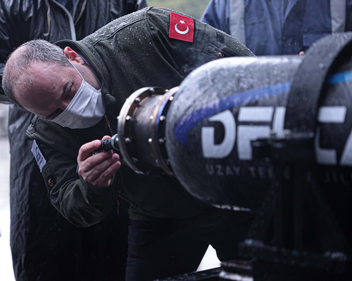 Varank, iki ateşlemeye şahitlik ettiklerini anlatarak, “Bir tanesi 635 milimetrelik sonda roketinin önümüzdeki ay fırlatması yapılacak motorun ateşlemesi. Aynı zamanda Ay misyonunda, yani uzayda kullanmayı hedeflediğimiz daha küçük bir motorun da yine ateşlemesinin testlerini yapmış olduk. Türkiye özellikle uzay alanında kabiliyetlerini tüm dünyaya göstermek, aynı zamanda bu kabiliyetleri ticarileştirmek, bundan ekonomik fayda elde etmek isteyen bir ülke. Dolayısıyla bu alanda geliştirdiğiniz teknolojiler çok değerli" açıklamasında bulundu.