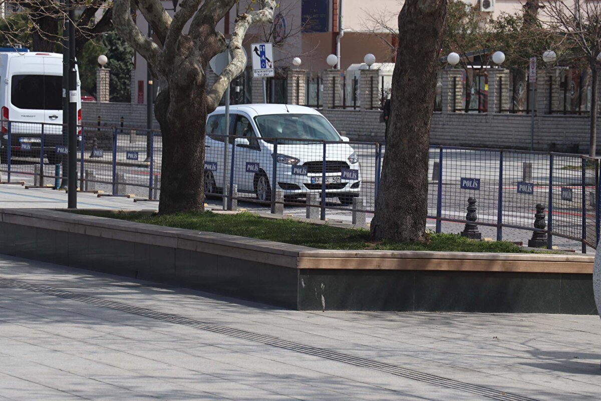Kapatılan alanlar arasında vatandaşların yoğun olarak bulundukları Halk Bahçesi, Özgürlük Parkı, İskele Meydanı, kordon boyu ve yeni kordon bulunuyor.

