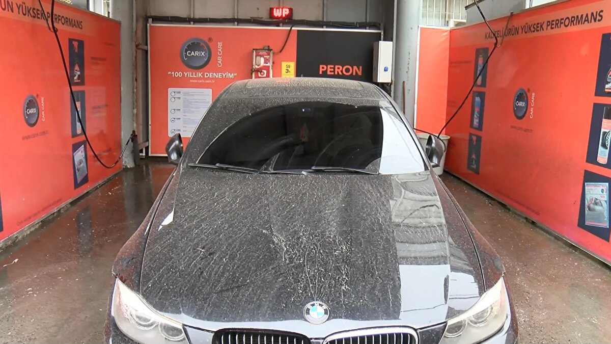 Sabah işe gitmek için dışarı çıkan Fatih Uygunoğlu "Sabah işimiz gereği dışarı çıktık. O yüzden aracımızı temizletiyoruz. Zaten İstanbul'da sık sık görülen bir olay. Bir doğa olayı" dedi.