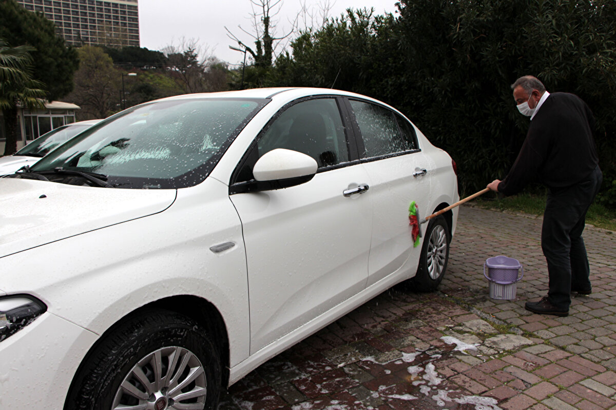 Otomobilini yıkamaya getiren Anıl Eker, "Sabah bir uyandık çamur yağmış bizde araba konusunda titiziz. Yasak var ama işi gitmeden arabayı yıkayıp öyle işe gideceğiz. Her yer çamur olmuş bakalım nasıl temizleyeceğiz. İlk defa arabamı böyle görüyorum. Araba normalde siyah bu krem rengi olmuş" dedi.