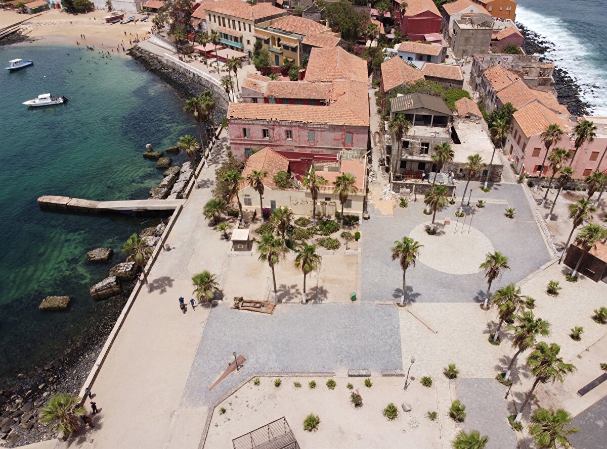 Bir zamanlar transatlantik köle ticaretinde istasyon olarak kullanılan Goree Adası'ndaki Avrupa Meydanı, artık Özgürlük ve İnsan Onuru Meydanı olarak adlandırılıyor.