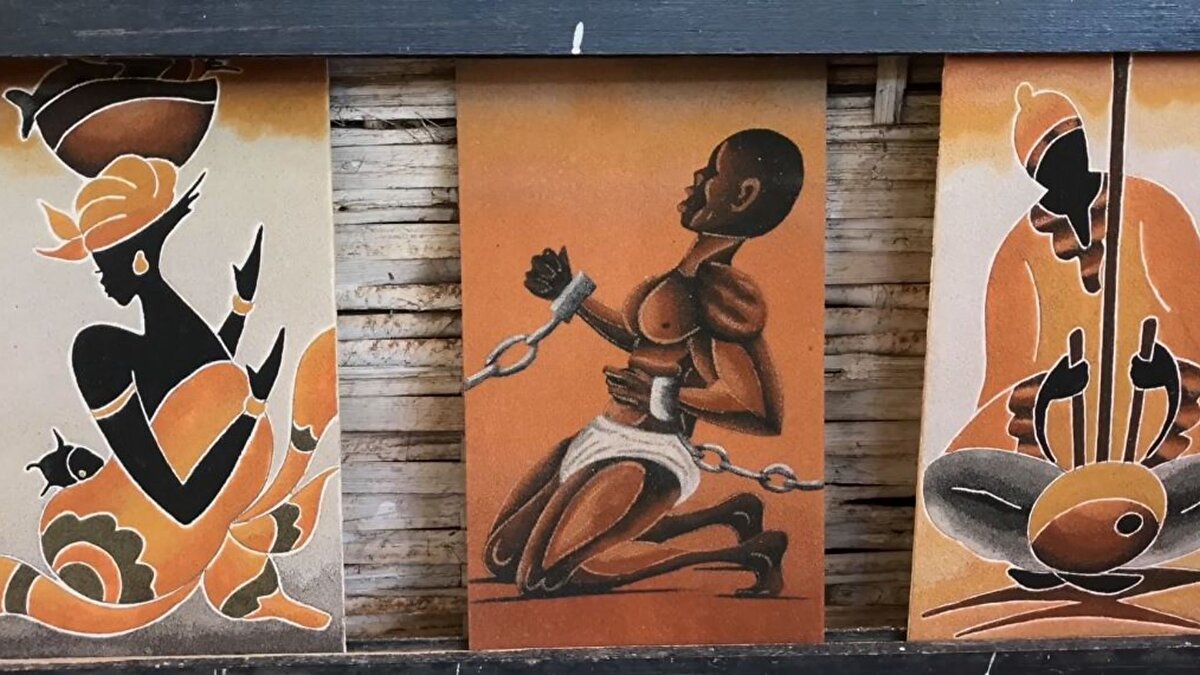 Geçmişte Afrikalıların yaşadığı trajediyi turizm ve sanatla adeta dünyaya haykıran adada, bugün hâlen  Fransız sömürgecilerin izlerine rastlanıyor. 