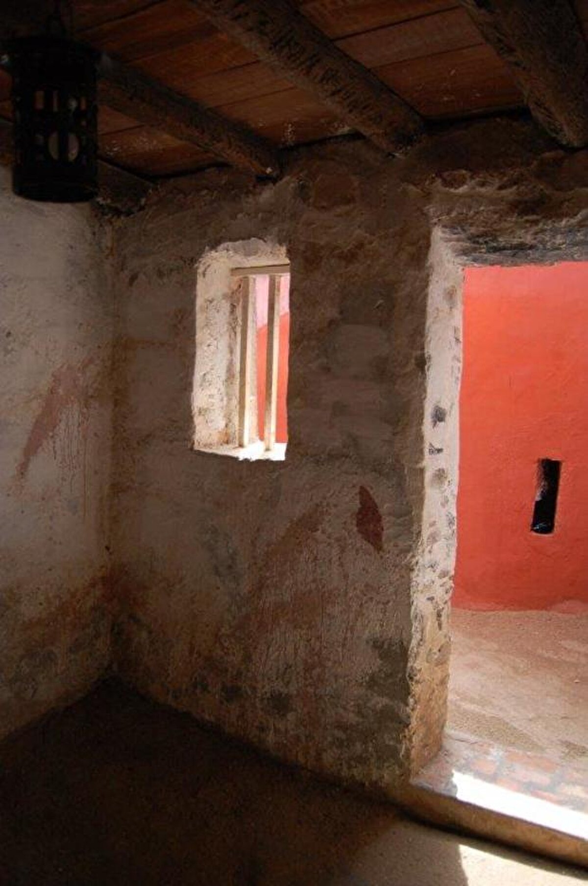 Burada, kölelerin bekletildiği mahzenler, yemek yedikleri kaplar, el ve ayak bileklerine takılan prangalar başta olmak üzere o döneme ait eşyalar sergileniyor.