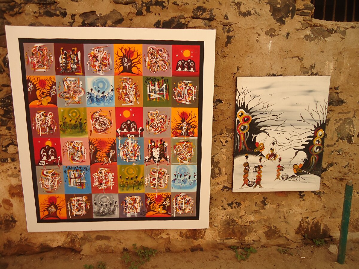 Afrika insanının ve gündelik hayatının resmedildiği yağlı boya tabloların yanı sıra bölgeye özgü tasarımlar da ziyaretçiler için satışa sunuluyor.