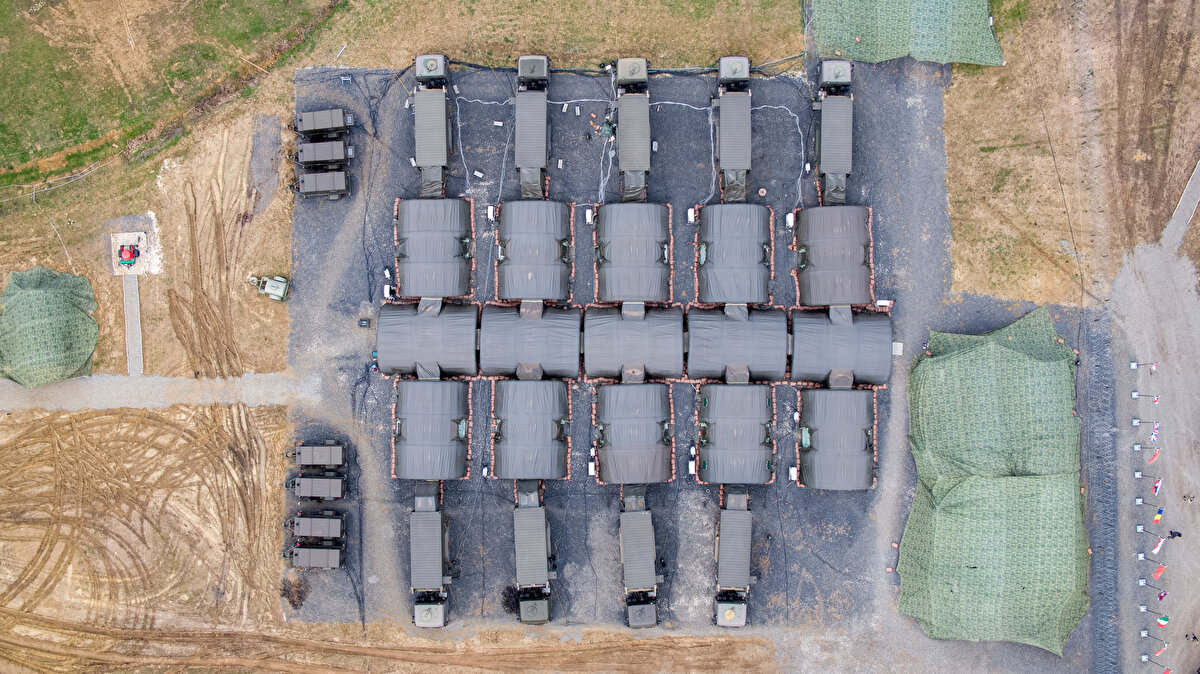 Siber güvenlik için geliştirilen, güçlendirilmiş fiber optik altyapıya sahip 3 bağlantı hattı ile güvenli iletişim imkanı oluşturuluyor.

