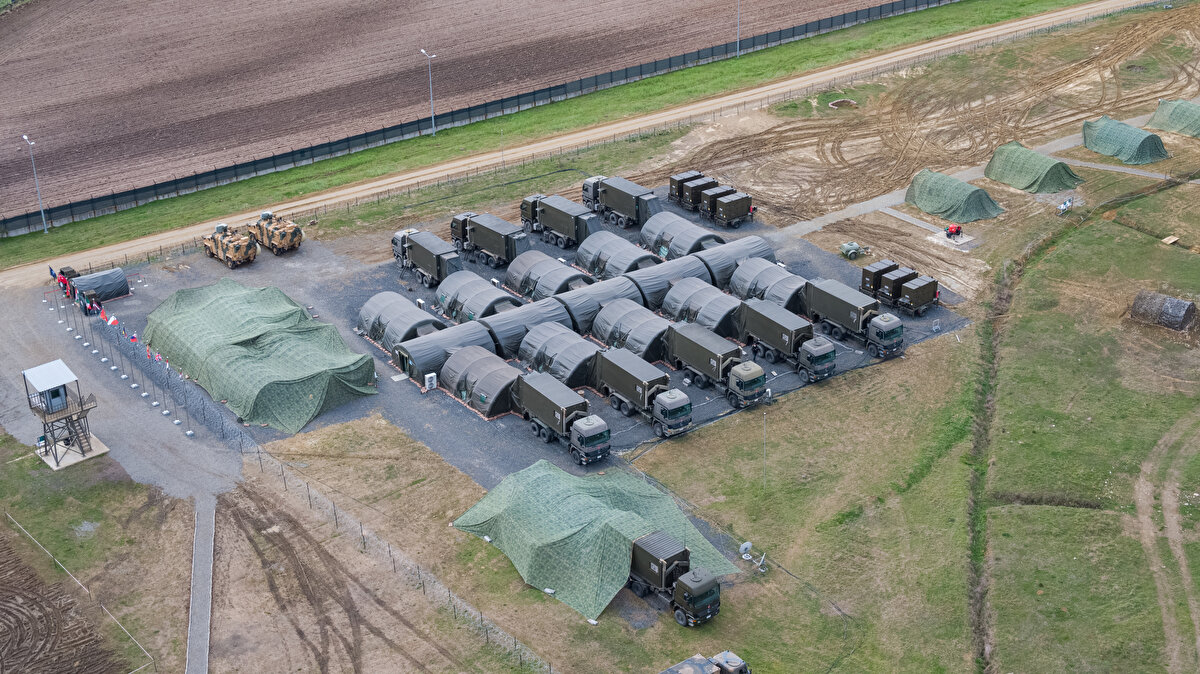 NATO tatbikatlarına ev sahipliği yaparak, yabancı yetkilerden de büyük takdir toplayan üs, yalnızca balistik tehditlere karşı koruma sağlamakla kalmıyor, aynı zamanda askerler için iletişim ve veri aktarımı olanakları ve ofis alanı kullanımı sunuyor. Askeri çadırlarla birbirine bağlanan komuta ve kontrol konteynerleri, son kullanıcı odaklı ve yenilikçi yönleriyle sahada güvenlik güçlerine operasyonel kolaylık sağlıyor.