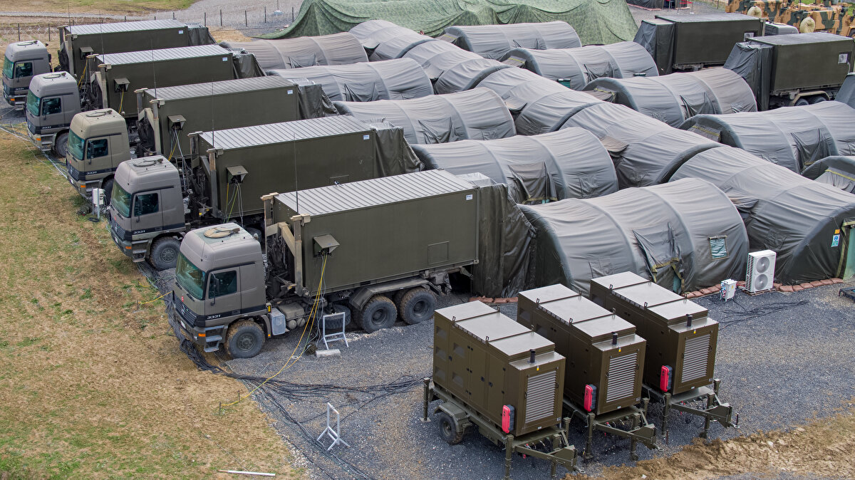 Bağlantı çadırı ile birlikte ofis kullanımı için aynı anda 16 görevli barındırma kapasitesi sağlanabiliyor.
