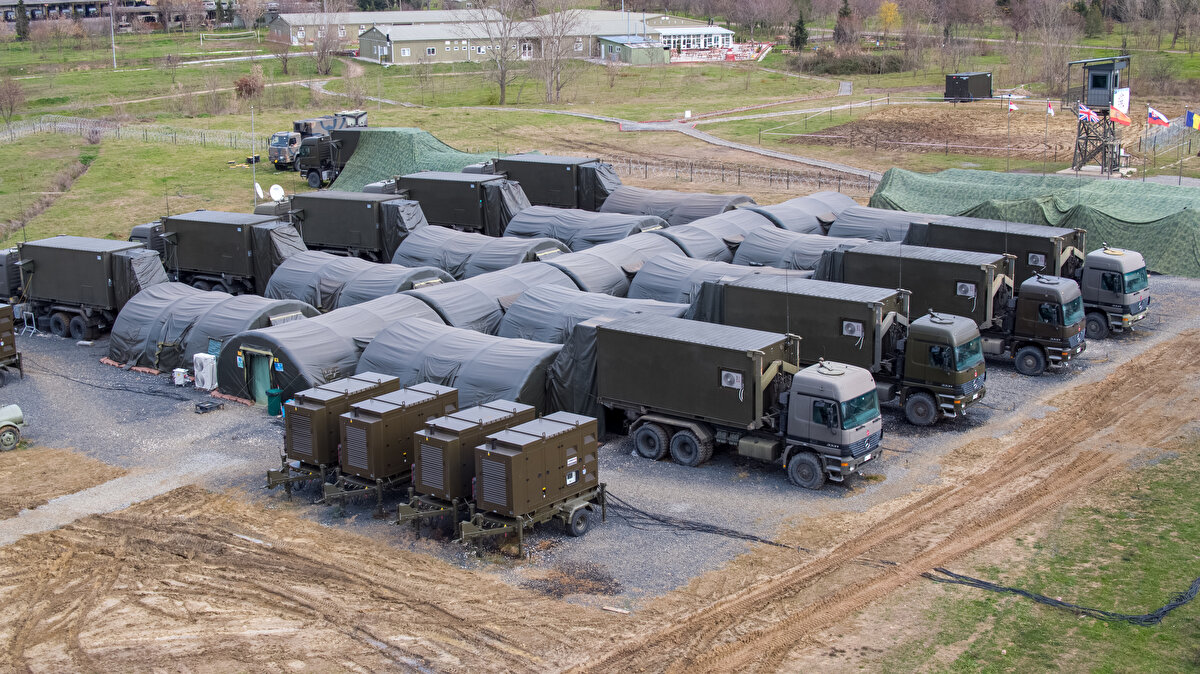 5 bin metrekarelik bir alanı kaplayan, 10 konteynerle bağlantı kuran çadırların tamamı uygun teçhizatla 15 dakikadan az sürede kuruluyor.