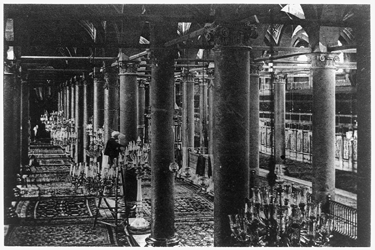 Mescid-i Nebevî’nin içindeki Ravza-i Mutahhara’nın yanı, 1916. Ravza-i Mutahhara, Hz. Peygamber’in kabri ile minberi arasındaki bölüme verilen isimdir. Sözlükte “tertemiz bahçe” anlamına gelen Ravza-i Mutahhara adlandırması, Hz. Peygamber’in eviyle minberi arasının cennet bahçelerinden (ravza) bir bahçe olduğunu bildiren hadisine dayanır.