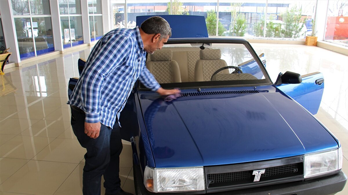 Bu işi para için yapmadığını hatta otomobiline 700 bin TL bile verseler satmayacağını aktaran Yıldız, “Bende öncelik iştir. Biz de bir şeyler yapabiliriz. Hep gözümüz başkalarında kaldı. Biraz biz yapalım. Tam toparlayınca kapının önüne atacağım. Vatandaşlar fotoğraf çektirsin, gelin arabası olsun, sürsünler. Yakında çiçek Abbas var, oda çıkacak. Başka araçlarımız var. Bu memlekete bir şeyler yapmak istiyoruz. Sanayi, üniversite, bilgi ve emeği birleştirsek çok şeyler olur” diye konuştu.