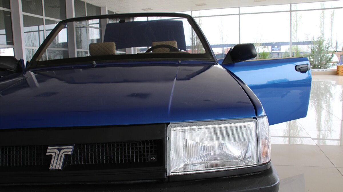 Aracın 92 model olduğunu anımsatan Halis Yıldız, Yaklaşık bir yıl önce hurdadan aldım. Bir yılda boş zamanlarımızda uğraşa uğraşa bu duruma getirdik. Daha yapacağımız çok şey var. Eksiklerimiz var. Üstü tende yapılacak, jantlar yapılacak. Güzel bir şey olduğuna inanıyorum. Ortaya güzel bir eser çıktı. Önce üst tarafı kestik. Arabayı komple soyduk. Motorunu, şanzımanını aldık, çürüklerini yaptık kaynattık. Ondan sonra topladık. Bayağı bir emek verdik. Bunu 5 bin liraya almıştım. 10 bin lira da harcadım. Hurdalardan böyle bir şeyler alıp yapmayı seviyorum. Bu şehre bir katma değer katmak istiyoruz. Gaziantep’in Mennan ustası nasıl varsa Elazığ’ın da bir ustası olsun” dedi.