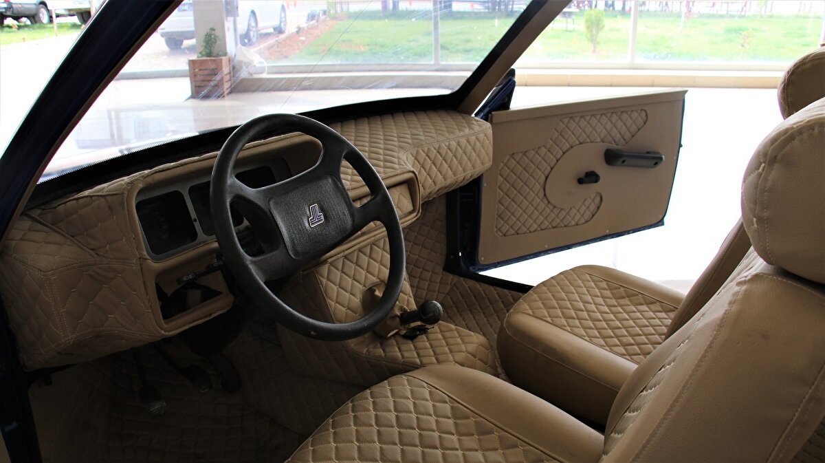 Ardından otomobilin üstünü kesen, koltuklarını döşeyip boyayan Yıldız, 10 bin lira masraf ettiği aracı görenlerin şaşkınlıkla baktığı bir otomobile çevirdi.