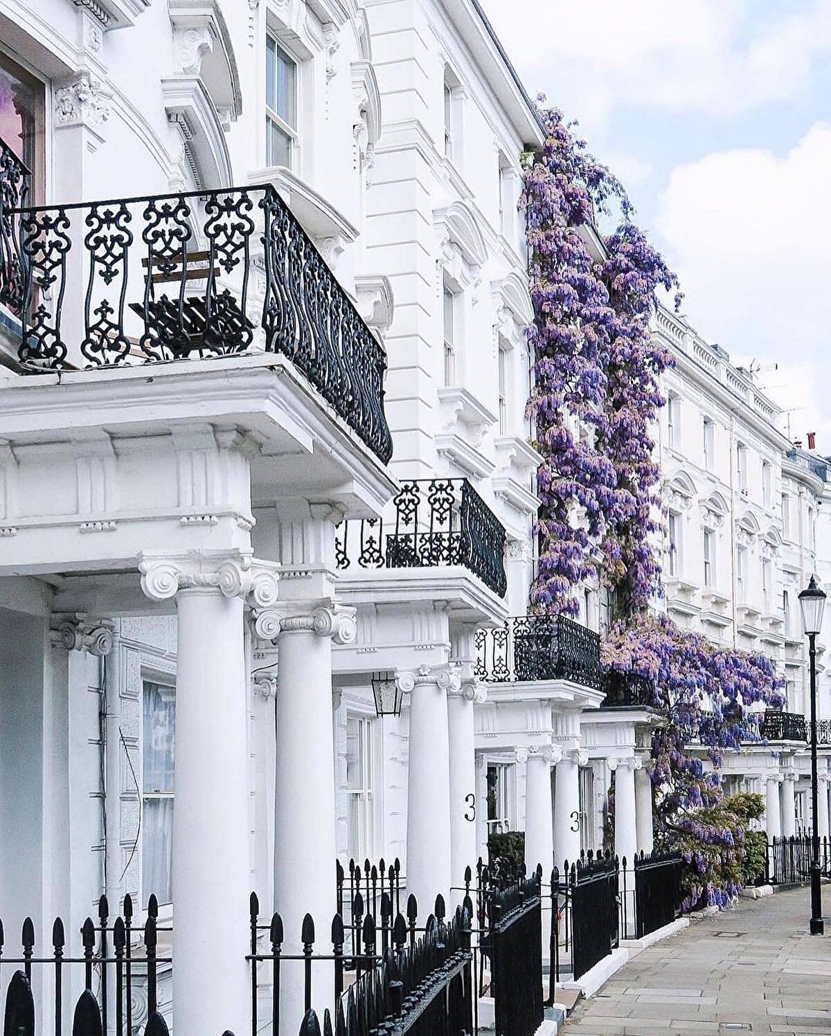 📌 Burada, herkesin aradığı şeyi bulabileceği onlarca seçenek mevcut. Burayı farklı kılan sanatın, mimarinin, doğanın iç içe olduğu aynı zamanda yaşayan, hareketli, rengarenk bir metropol olması. Londra tam bir gurme başkenti, dünyanın tüm mutfaklarının en iyi örneklerini bulabilirsin.