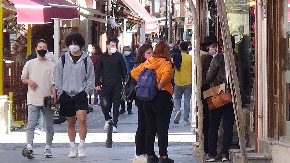 Yüz yüze eğitim yapmaya devam eden okul öncesi eğitim kurumları ve anasınıflarının uzaktan eğitime devam etmesi kararlaştırıldı.

