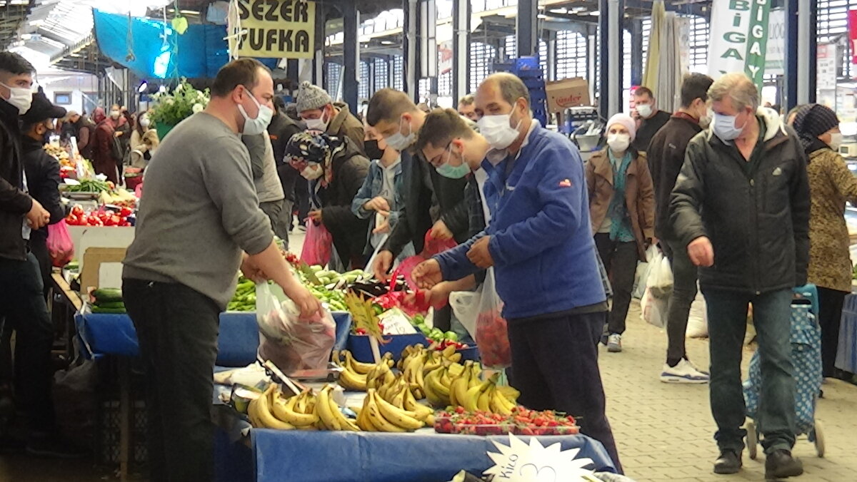 Koronavirüs risk haritasında 'çok yüksek risk' grubu olan 'kırmızı' kategoride yer alan Çanakkale'de, 100 bin kişide görülen vaka sayısı bir haftada 797,34'ten 962,98'e yükseldi.
