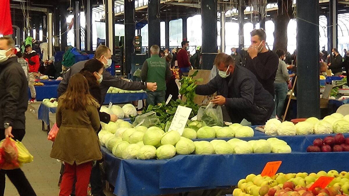 Alışveri merkezlerinin açık alanları da dahil olmak üzere açık alanlarda çekirdek aileler hariç 2 kişiden daha fazla kişinin bir araya gelmesi de yasaklandı.

Kentte artan vaka sayılarının önüne geçebilmek için işletmelerden gel-al şeklinde alınan yiyecek ve içeceklerin açık alanlarda kalabalık oluşturularak tüketilmesi de yasaklar arasında yer aldı. 

Ayrıca, vatandaşların ev ziyaretleri ve evlerine konaklamalı misafir kabul etmesi de yasaklandı.
