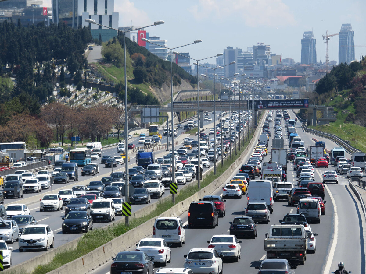 Kısıtlama öncesi birçok noktada trafik yoğunluğu yaşanıyor. Kadıköy D-100 Karayolu her iki yönde araçların dur-kalk şekilde ilerlediği görüldü. 